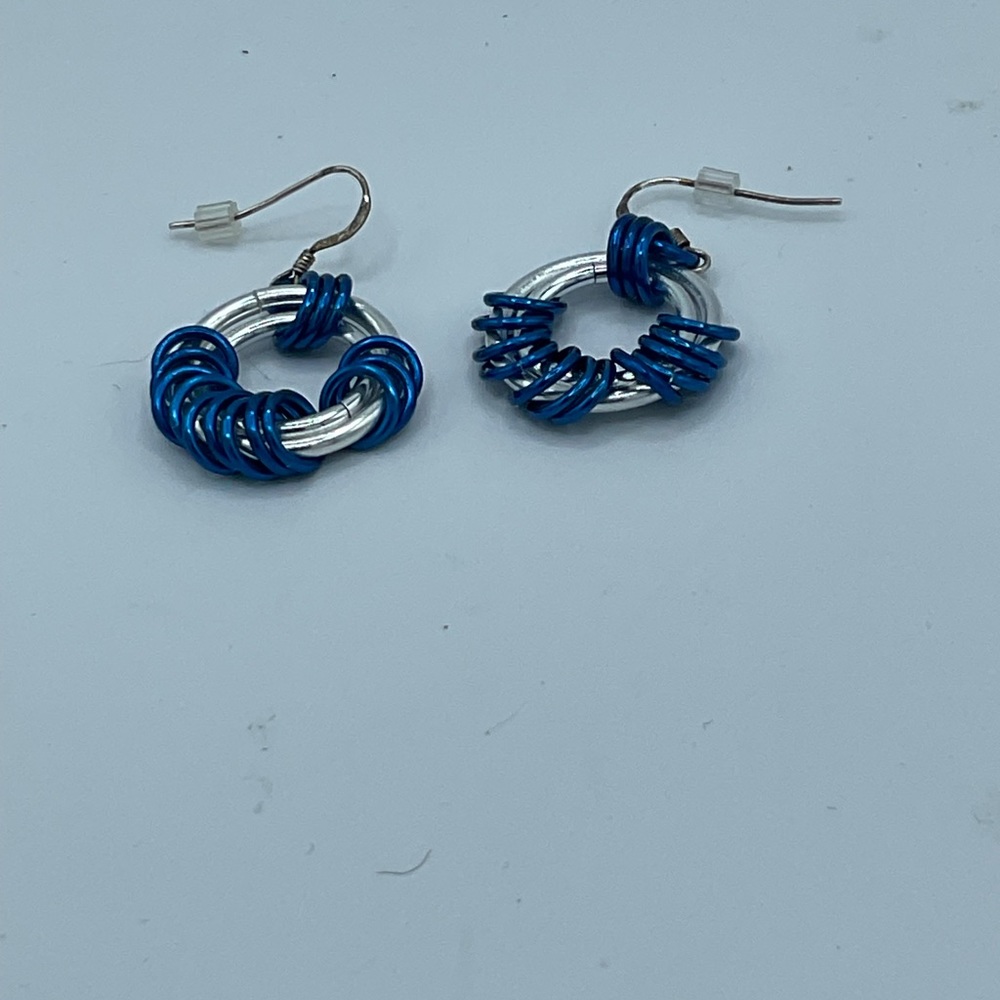“HANDMADE” SILVER AND BLUE HOOP STYLE PIERCED EARRINGS BY LEE ANN LYNN. - Picture 3 of 7